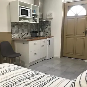 Studette De 17m2 Avec Parking Prive Gratuit Climatisation Et Petite Cuisine Menton
